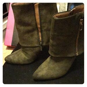 Awesome suede dark green ankle boots